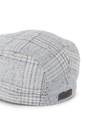 Plat pet gemaakt van lichtgrijze en blauwe textuurstof met een geruite patroon en een logo-label aan de zijkant. Rond gevormd.