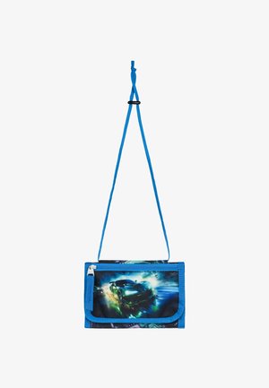 Niebieska torba na ramię z materiału, ozdobiona żywą grafiką samochodu, z zamknięciem na zamek błyskawiczny i regulowanym paskiem. Projekt podkreśla ruch i prędkość.