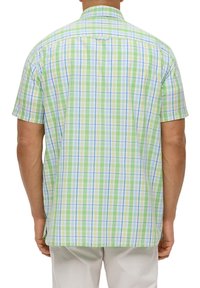 Korte mouwen geruite shirt in groene en blauwe tinten. Heeft een ontspannen pasvorm, rug yoke en omgestikte mouwen. Katoenen materiaal met een geruit patroon.