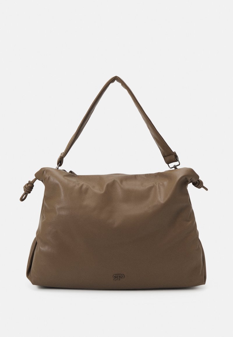 Sac à bandoulière en cuir marron doux avec des détails noués sur les côtés et une seule large bande, présentant un petit logo embossé au centre avant.