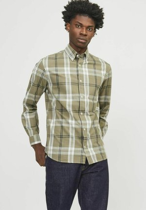 Camisa de cuadros verde y blanca con botones, que presenta mangas largas, un collar y un corte relajado. Fabricada con un tejido ligero y de textura suave.
