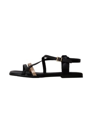 Sort flad sandal med tynde stropper, en gylden tekstureret accentrem og en justerbar ankelspænde.