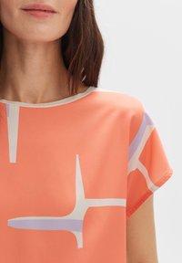 OPUS T-shirt med print - orange