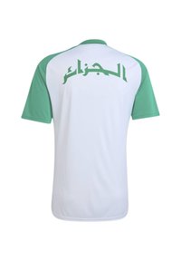 Maillot de sport blanc avec manches et col verts, portant un texte en arabe sur le haut du dos.