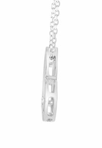 Srebrny naszyjnik z zawieszką o okrągłym kształcie z wyciętymi sekcjami. Łańcuszek jest delikatny, z ogniwami połączonymi ze sobą.