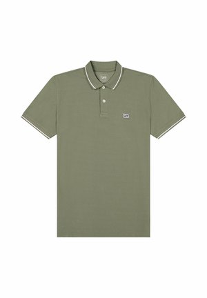 Oliwkowo-zielona koszulka polo z białym wykończeniem na kołnierzyku i rękawach, dwoma guzikami oraz małym logo Lee na lewej piersi.