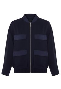 Blouson bomber bleu marine avec fermeture éclair devant et quatre poches à rabat, deux sur la poitrine et deux près des hanches.