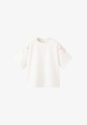 T-shirt bianca a maniche corte con collo tondo e motivi di stelle rosa pallido su entrambe le spalle, mostrata su uno sfondo bianco semplice.