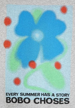 Flor azul grande con hojas verdes y puntos rojos sobre un fondo claro, con el texto "Cada verano tiene una historia Bobo Choses" debajo.