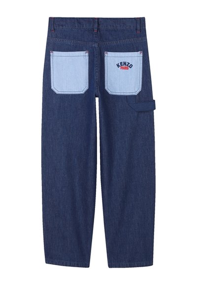 Pantalons en denim foncé avec des poches à patch bleu clair. Présente des coutures rouges et "KENZO PARIS" brodé sur la poche droite. Coupe décontractée.