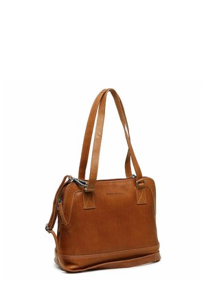 Bruine leren handtas met dubbele schouderbanden, zilveren ritssluiting en een gegraveerde merknaam aan de voorkant, geplaatst tegen een witte achtergrond.