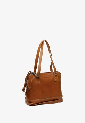 Sac à main en cuir marron avec double sangle d'épaule, fermeture éclair argentée, et nom de marque embossé sur le devant, sur fond blanc.