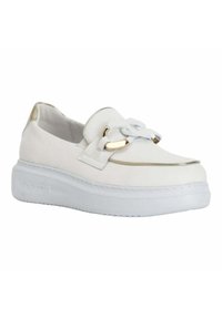 Vit läder slip-on sko med rund tå, med en guldkedjedetalj och en vit plattformssula. Slät textur med metallisk kant.