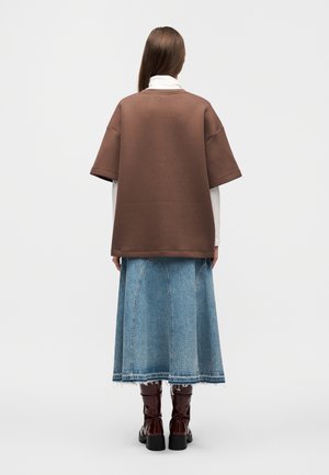 RAPLOI - T-shirts med print - brown