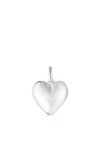 Colgante de plata en forma de corazón con una superficie lisa y pulida y un pequeño lazo para su sujeción. Acabado reflectante con suaves curvas.