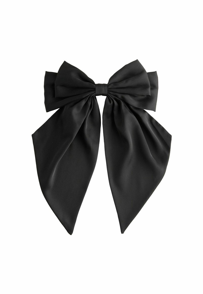 Fiocco in satin nero con un nodo centrale e due lunghe code fluide. Presenta una superficie liscia e una leggera lucentezza, progettato per uso decorativo.