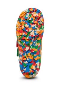 Semelle de chaussure colorée avec des motifs en caoutchouc multicolores texturés en rouge, bleu, vert, orange et blanc pour l'adhérence et la traction.