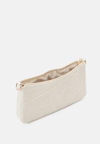 Kremowy, teksturowany portfel z ekologicznej skóry z gładkim wnętrzem, złotymi elementami i skośnym szwem z przodu.