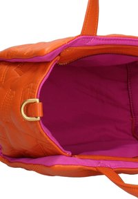 Sac en cuir orange avec texture matelassée, intérieur en tissu rose, boucle en métal doré et poche zippée à l'intérieur.