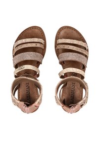Brązowe płaskie sandały z wieloma dekoracyjnymi paskami, w tym z kryształkami i teksturowanymi wzorami, z suwakami na kostkach i miękkimi wkładkami.