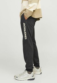 Jack & Jones JOGGING REGULAR FIT - Pantalones deportivos - black