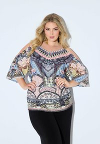 Kleurige blouse met een koud-schouder ontwerp, gekenmerkt door ingewikkelde bloem- en geometrische details, een brede halslijn en klokmouwen.