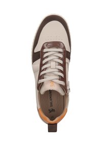 Beige Leder Sneaker mit braunen Akzenten, strukturiertem Obermaterial, weißen Schnürsenkeln, perforierten Details und einer orangen Fersenschlaufe. Logo innen sichtbar.