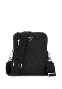 Schwarze, strukturiertes Leder Schultertasche mit silbernen Metallteilen, verstellbarem Tragegurt, Reißverschlussverschluss und einem dreieckigen Logoemblem.