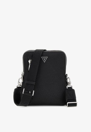 Črna teksturirana usnjena crossbody torba s srebrnim okovjem, nastavljivim trakom, zadrgo in trikotnim logotipom.