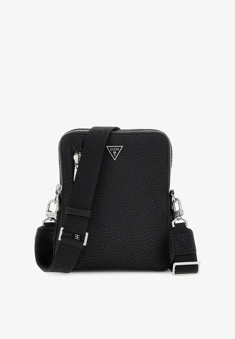 Borsa a tracolla in pelle nera con texture, hardware argentato, tracolla regolabile, chiusura con zip e emblema triangolare.