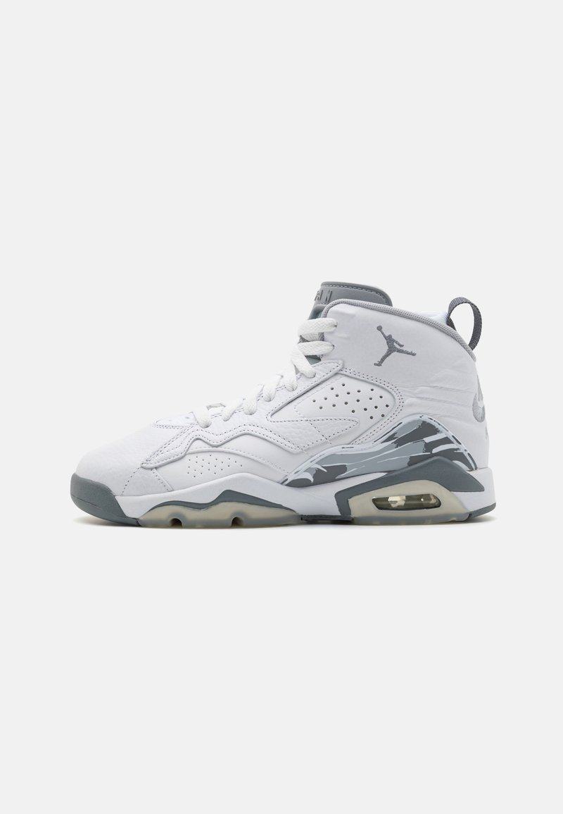 Sneaker alte bianche con accenti grigi, superiore in pelle e sintetico, dettagli perforati, un'unità Air visibile e una suola testurizzata.