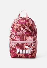 Lillelilleg floralne seljakott roosade ja tumepunaste värvidega, millel on lillede ja lehtede segu, eesmine tasku ning valge Puma logo põhjas.
