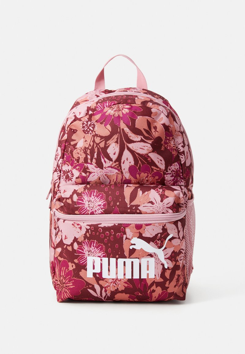Lillelilleg floralne seljakott roosade ja tumepunaste värvidega, millel on lillede ja lehtede segu, eesmine tasku ning valge Puma logo põhjas.