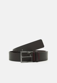 Ceinture en cuir noir avec une boucle rectangulaire en argent, dotée de surpiqûres rouges et d'une texture lisse. Longueur réglable avec plusieurs trous.