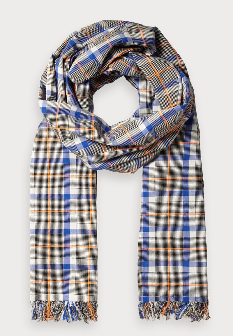 Écharpe à carreaux avec motifs en bleu, noir, blanc et orange, bouclée légèrement avec des extrémités frangées, présentée sur un fond clair uni.