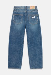 Denim jeans i en lys blå vask, med rett ben-design, fem lommer og et lærpatch på livet med merkeetikett.