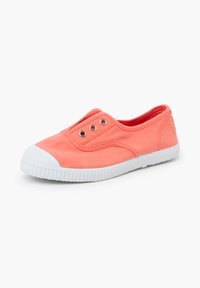 Scarpa slip-on in canvas corallo con punta e suola in gomma bianca. Presenta due occhielli metallici su ciascun lato per la ventilazione. Suola piatta e testurizzata.