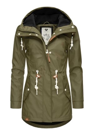 Veste imperméable verte olive avec fermeture éclair à l'avant, taille ajustable avec cordon de serrage et deux poches avant. Présente des accents en cordon blanc et une doublure en polaire noire.
