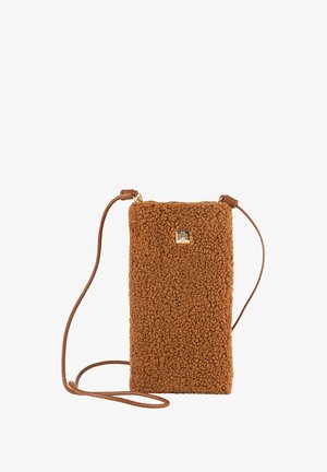 Brązowa torebka crossbody z sztucznego futra w kształcie prostokąta, o teksturowanej powierzchni i brązowym skórzanym pasku. Z przodu znajduje się mała metka z logo.