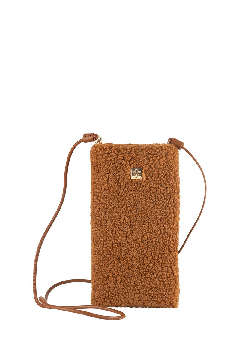 Brązowa torebka crossbody z sztucznego futra w kształcie prostokąta, o teksturowanej powierzchni i brązowym skórzanym pasku. Z przodu znajduje się mała metka z logo.