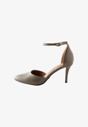 Brązowy skórzany but na wysokim obcasie z ostro zakończonym noskiem i paskiem wokół kostki. Posiada elegancki design i gładką fakturę z obcasem o średniej wysokości.