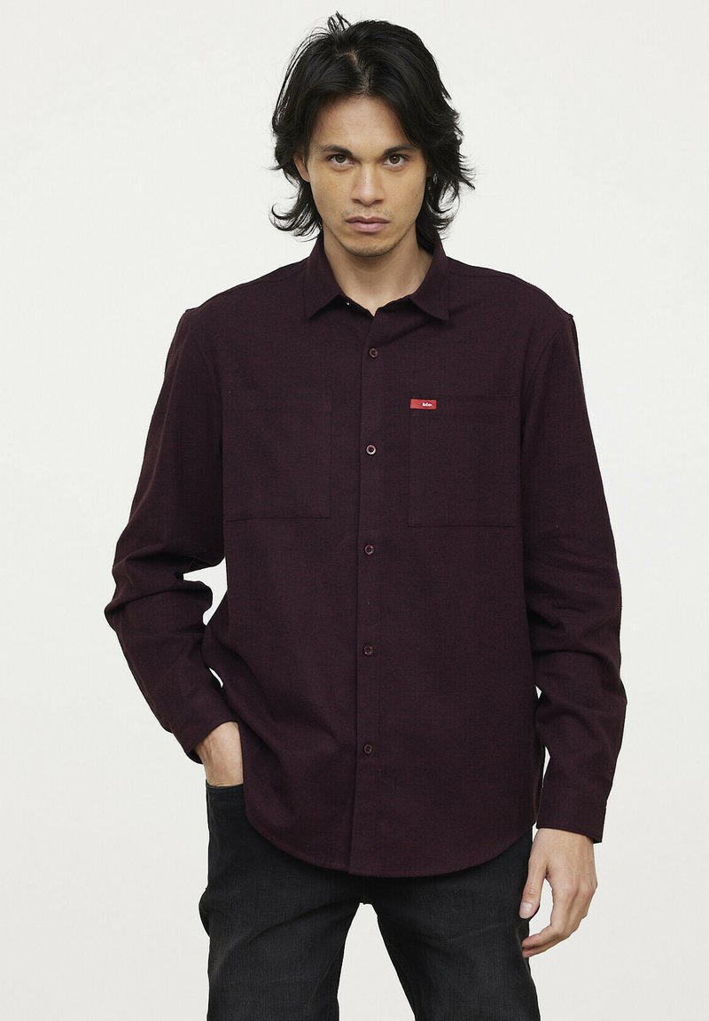 Bordeaux lange mouwen shirt van textured stof, met een button-down kraag, twee borstzakken en een klein rood logo detail.