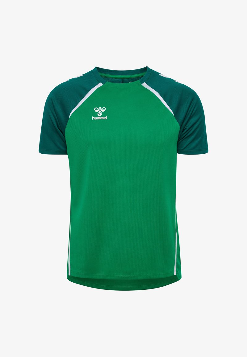 Maglietta sportiva verde a maniche corte con spalle di un verde scuro in contrasto, dettagli bianchi e un logo sul petto. Realizzata in tessuto traspirante.