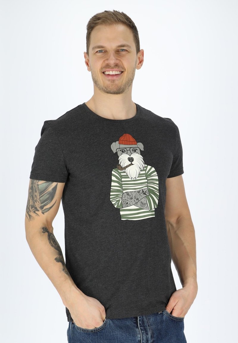 T-shirt grigia a maniche corte con un cane dei cartoni animati che indossa un cappellino rosso e un maglione a righe, con illustrazioni dettagliate sul maglione.