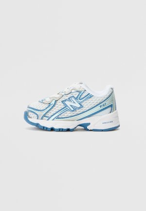Chaussure de running New Balance blanche et bleue avec empeigne en mesh, fermeture par lacets et semelle amortissante ABZORB, montrée de côté sur fond gris.