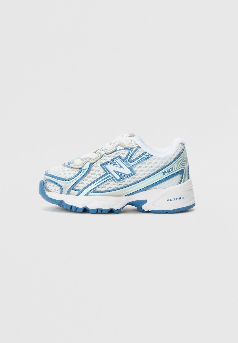 Chaussure de running New Balance blanche et bleue avec empeigne en mesh, fermeture par lacets et semelle amortissante ABZORB, montrée de côté sur fond gris.