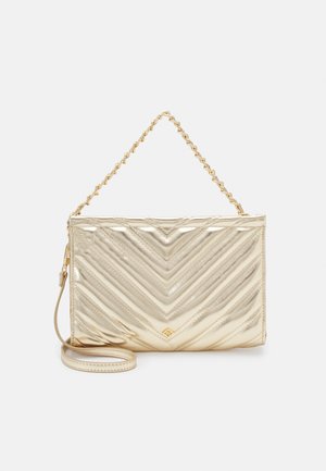 Złota metaliczna kopertówka z wzorem w jodełkę, wyposażona w łańcuszkowy pasek i odpinany pasek na ramię, o gładkiej fakturze i z zamkiem błyskawicznym.