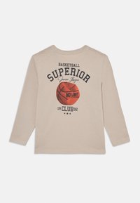 Beige långärmad bomullströja med en basketgrafik och texten "BASKETBALL SUPERIOR Junior League" samt rund halsringning.