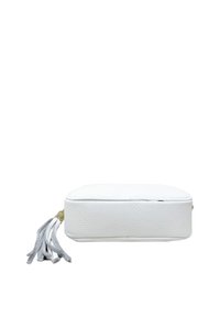 Clutch bianco in pelle con forma rettangolare, finitura testurizzata e un accento di frange grigio chiaro. Chiusura a zip nella parte superiore.