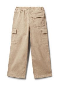 Beige cargo kalhoty s elastickým pasem a čtyřmi kapsami na klopě, zobrazené zezadu na bílém pozadí.